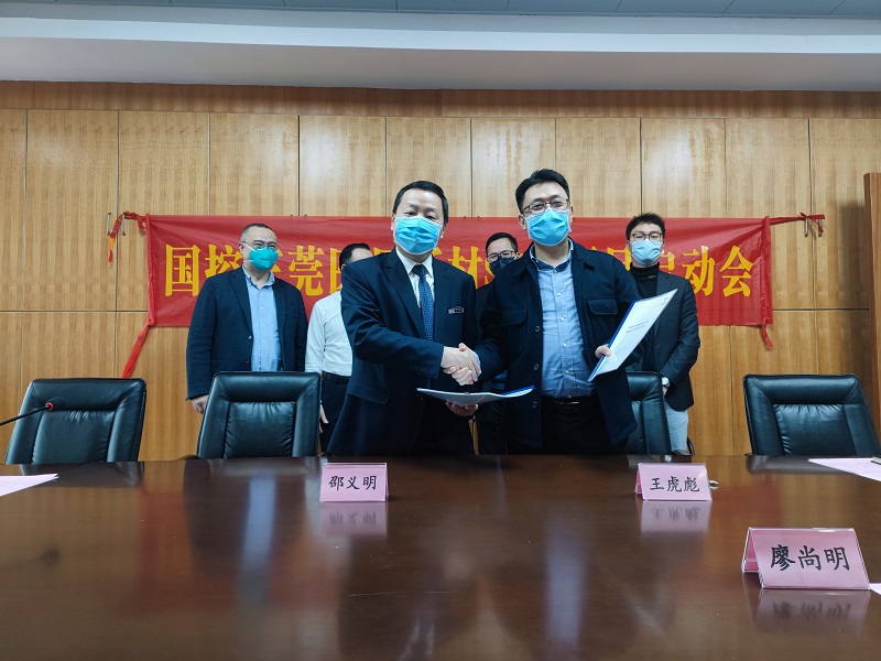 圖5：與會領導雙方共同簽訂協議2.jpg